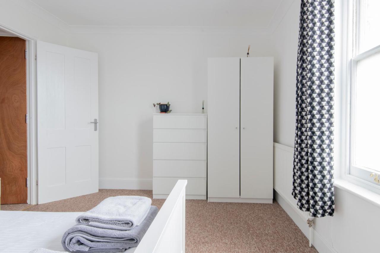 Апартаменти Fantastic 3 Bed Brighton House- Sleeps 6- Superfast Wifi And Garage Екстер'єр фото