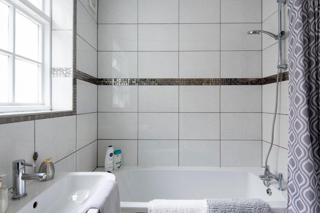 Апартаменти Fantastic 3 Bed Brighton House- Sleeps 6- Superfast Wifi And Garage Екстер'єр фото